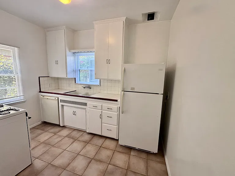 1043 Grant St #C — Photo 7