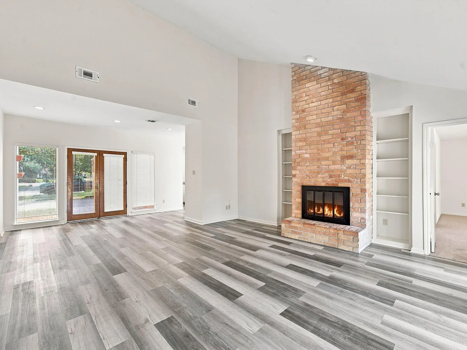 3 bed, 2.0 bath, 1810 sqft, $2,000 — Photo 3