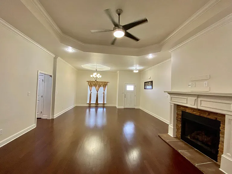 115 Woodvale Dr — Photo 2