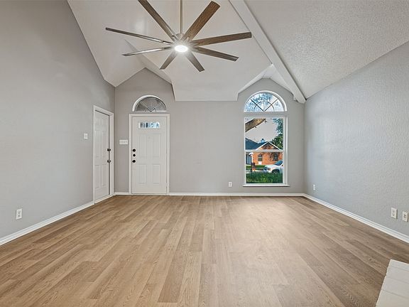 4th image of 605 Reeves Ln