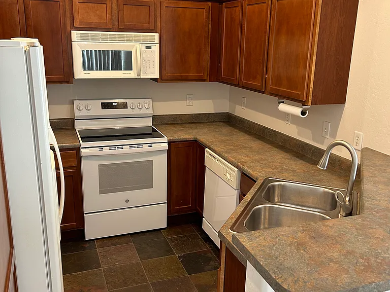 211 E Greenfield Cir #105 — Photo 5