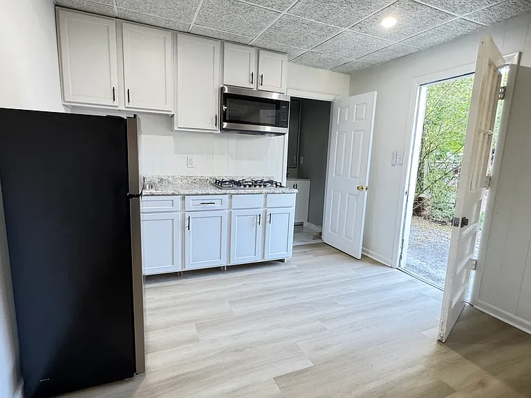 723 Sheffield Rd — Photo 2