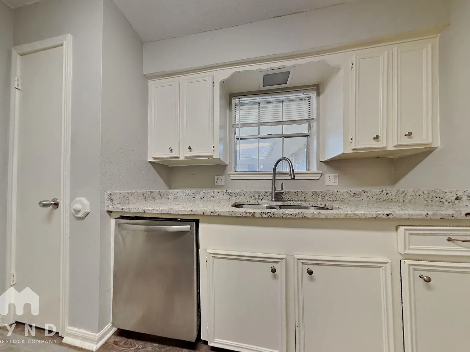 3 bed, 2.0 bath, 1903 sqft, $1,675 — Photo 3