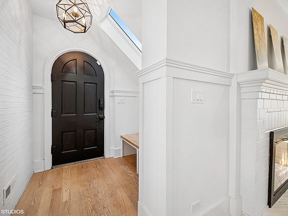 3rd image of 830 N Dunton Ave