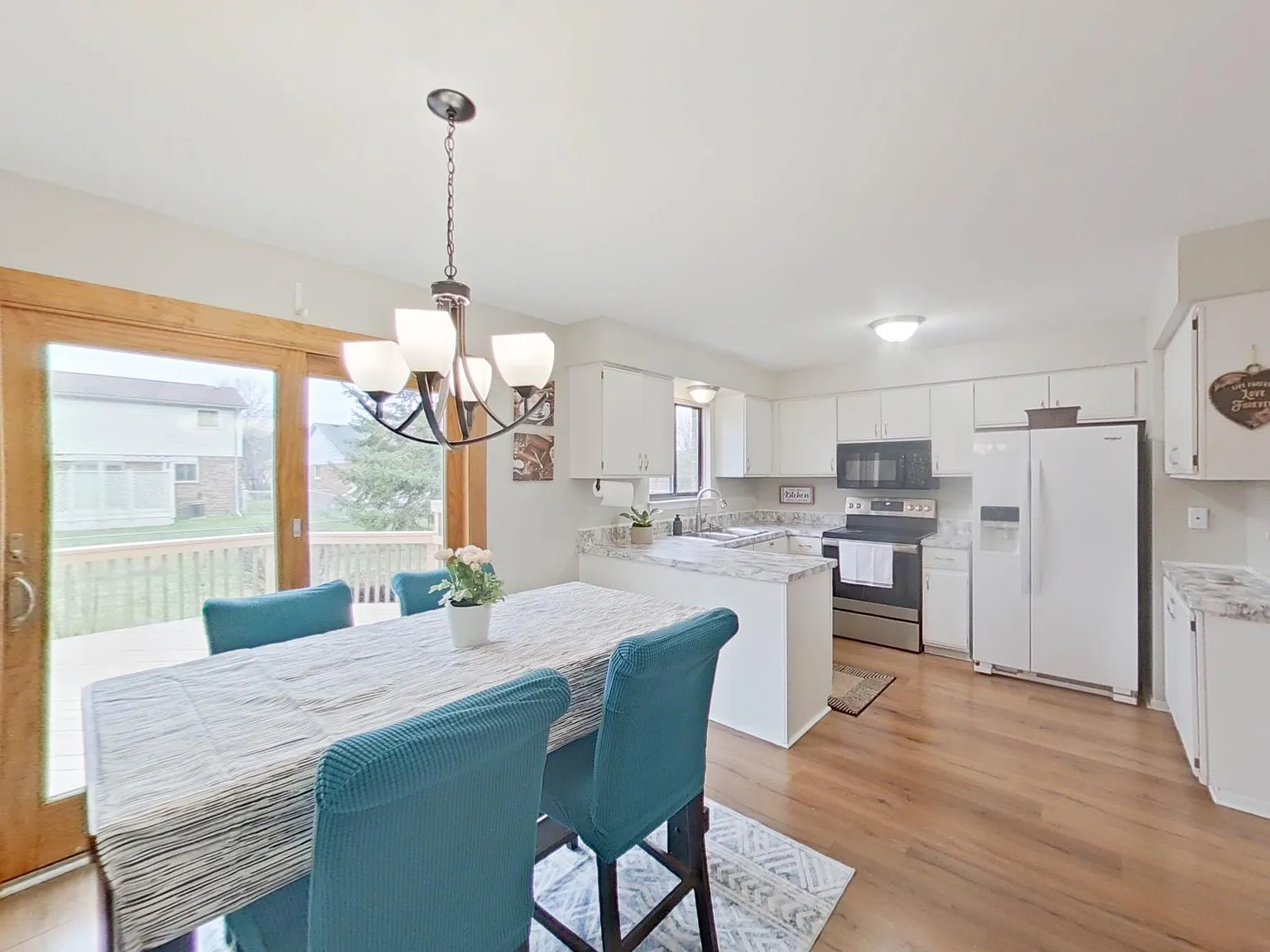 3 bed, 2.5 bath, 1800 sqft, $2,990 — Photo 2