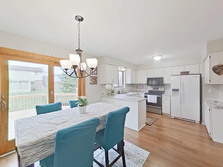1477 Fairfax Dr — Photo 6