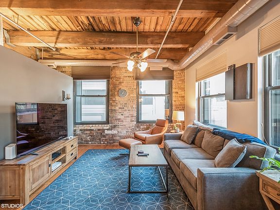 4th image of 225 W Huron St APT 217
