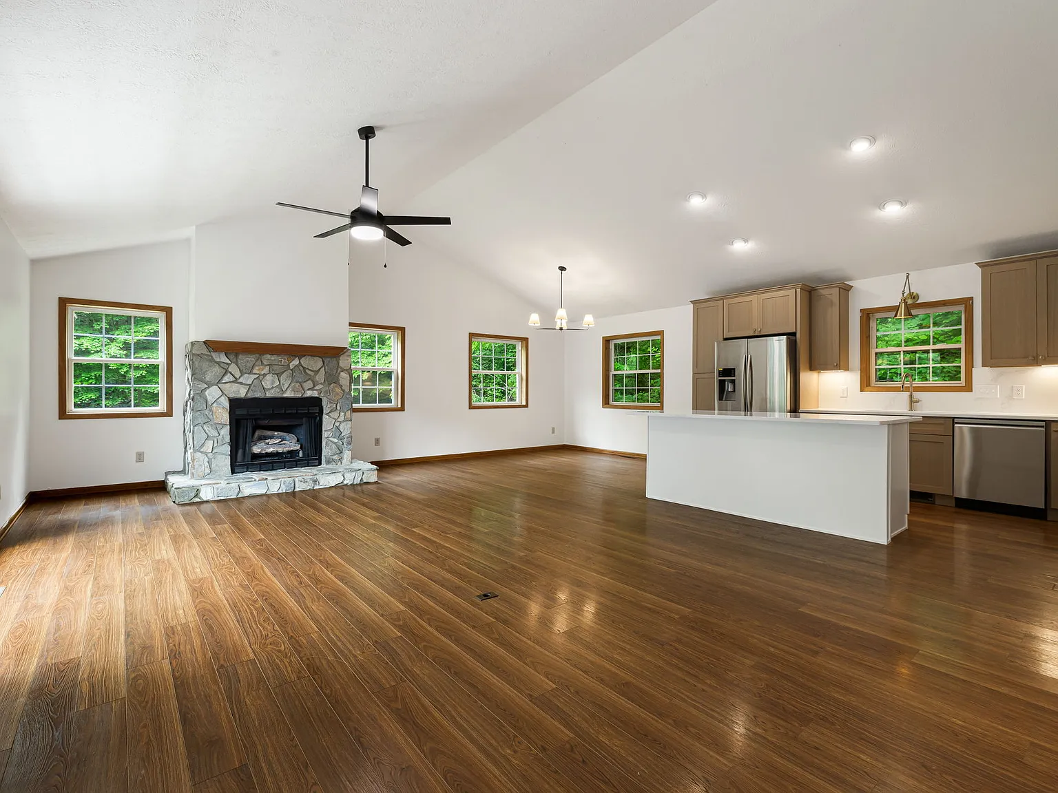 3 bed, 2168 sqft, $3,300 — Photo 4