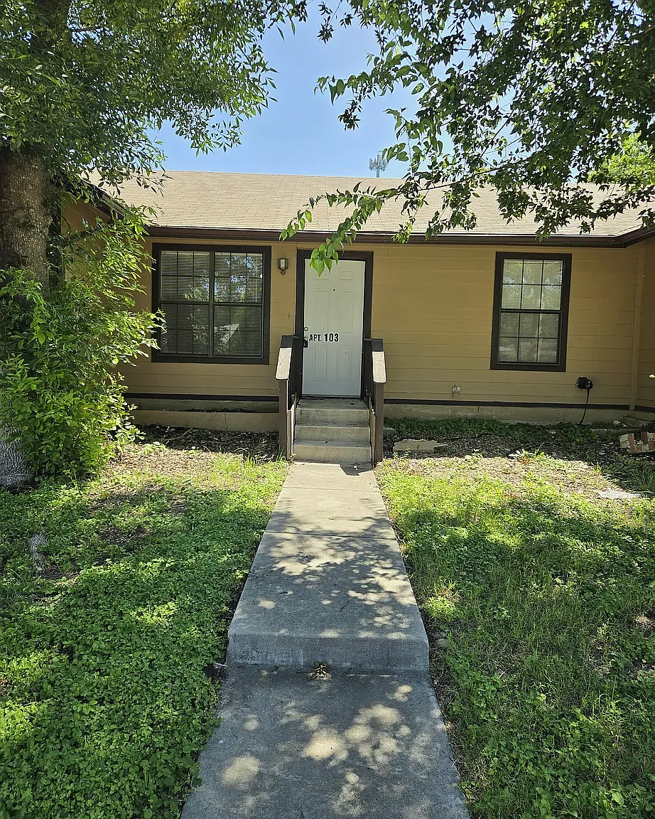 2 bed, 900 sqft, $995 — Photo 1