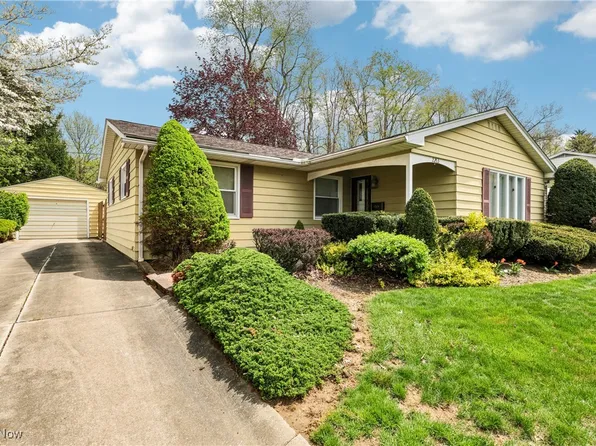 2263 Hoch Dr, Cuyahoga Falls, OH 44221