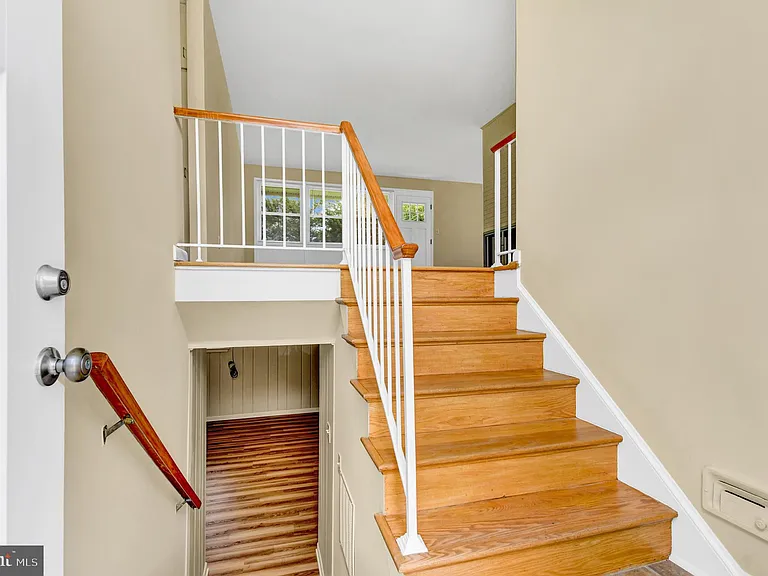 10228 Farnham Dr — Photo 6