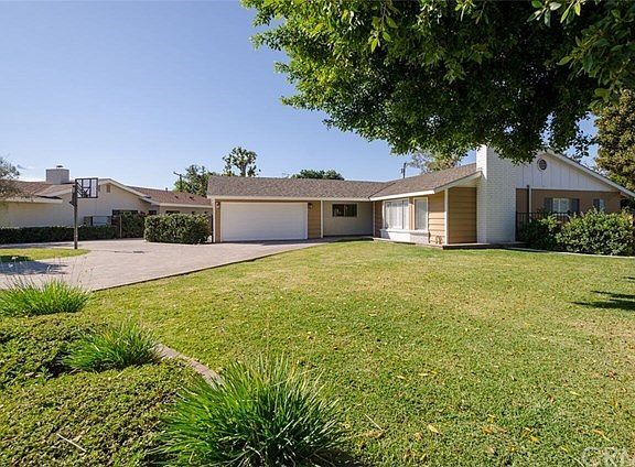 4th image of 8455 La Vela Ave