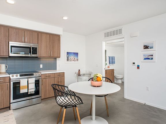 3rd image of 3233 Kemper St #210