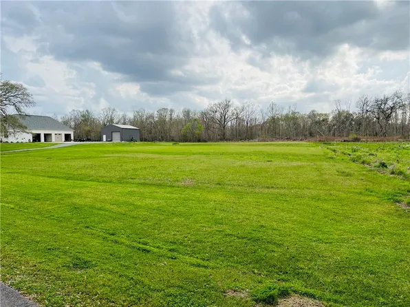 8669 New River Rd, Saint Amant, LA 70774