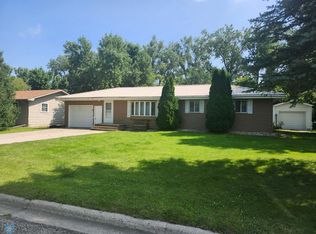 158 Maplewood Dr, Gwinner, ND 58040