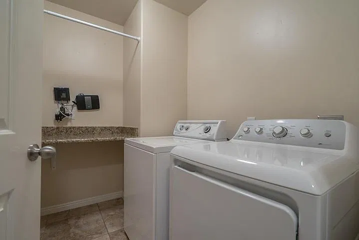 3 bed, 1593 sqft, $1,900 — Photo 2