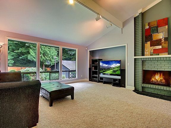 Living rm w/ vaulted ceilings new carpet!