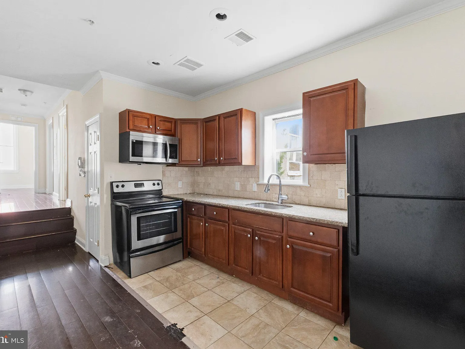 3 bed, 1.0 bath, 3003 sqft, $1,300 — Photo 4