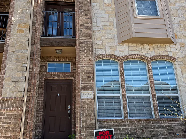 2525 Bonnie Ln — Photo 1