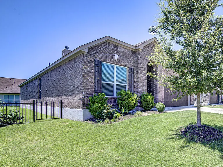 104 Kyndals Meadow Cv — Photo 4