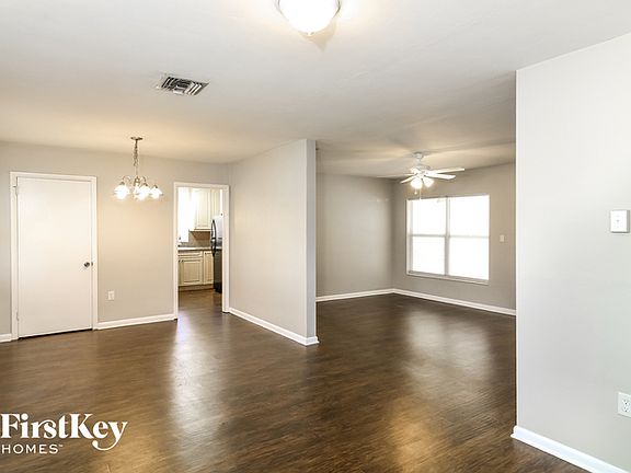 5th image of 700 Sharon Cir NE
