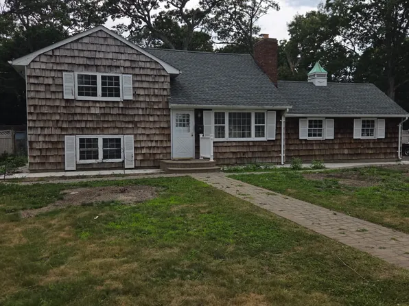 2 Kirkup St, Bay Shore, NY 11706