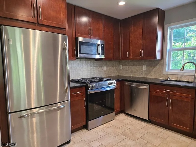 313 Winthrop Dr — Photo 8