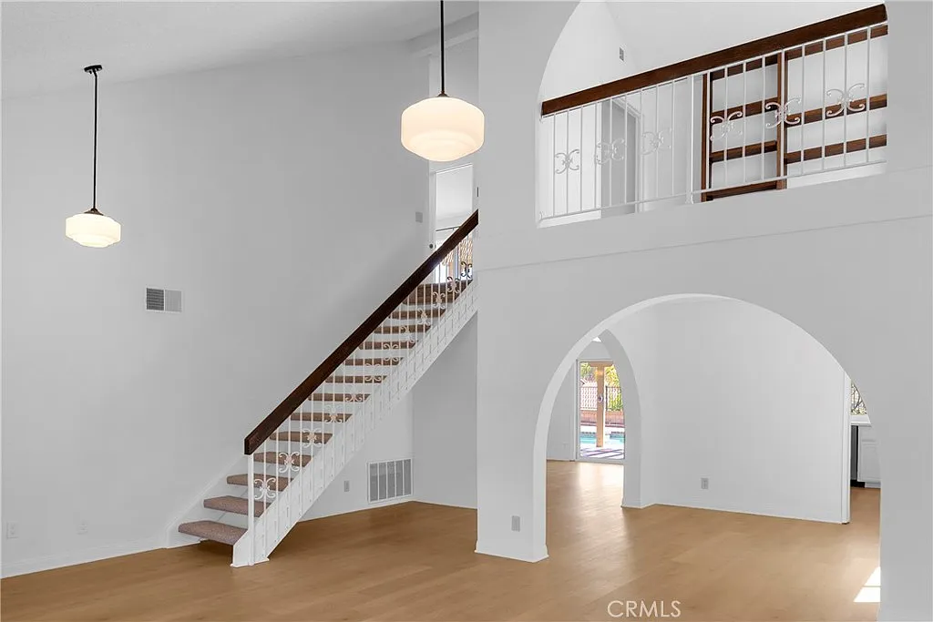 3 bed, 2.5 bath, 2660 sqft, $5,995 — Photo 3