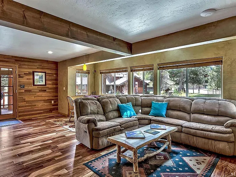 4 bed, 2421 sqft, $4,900 — Photo 4