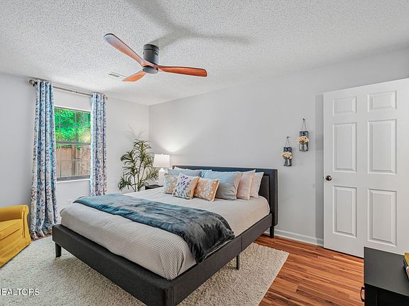 3rd image of 453 Amanda Cir