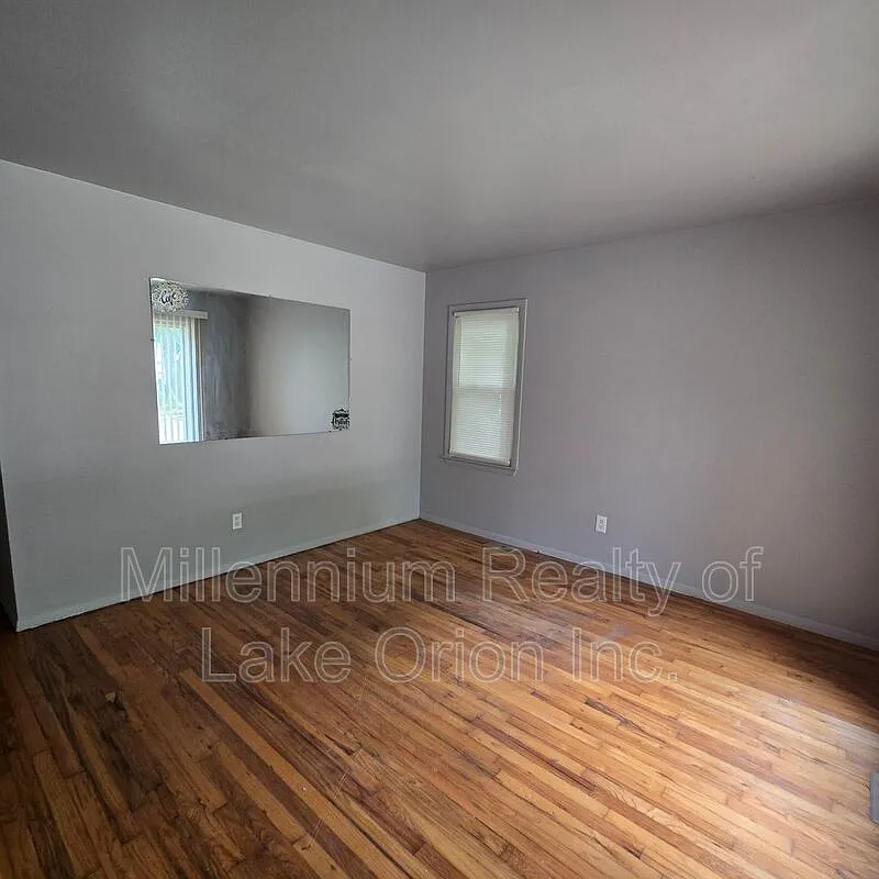 3 bed, 1.0 bath, 900 sqft, $1,350 — Photo 3