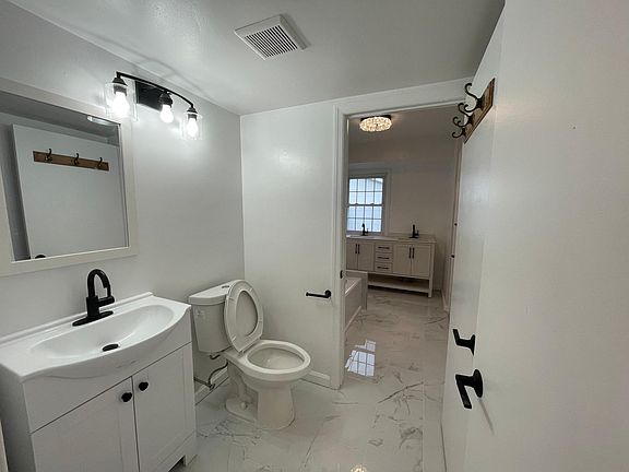 Guest Bathroom/Master Bathroom