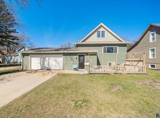 816 E 7th St, Dell Rapids, SD 57022