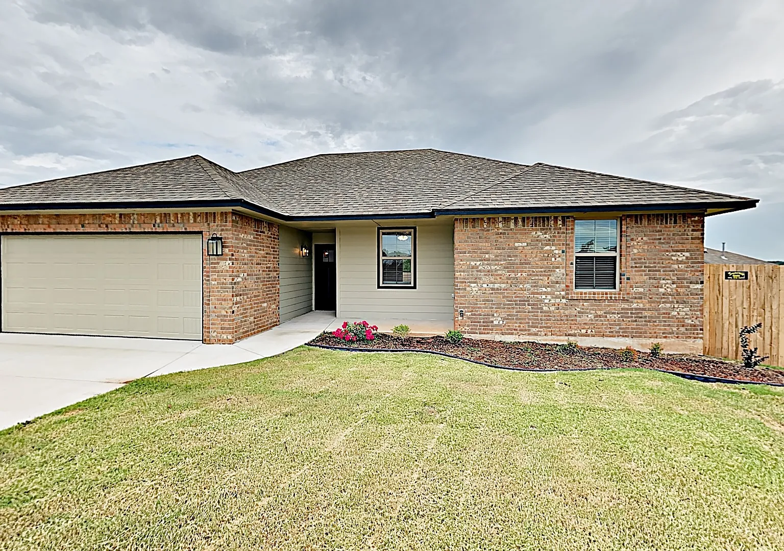 Beautiful 3 Bedroom, 2 Bath Home with Study and Storm Shelter - Yukon Schools. — Photo 2