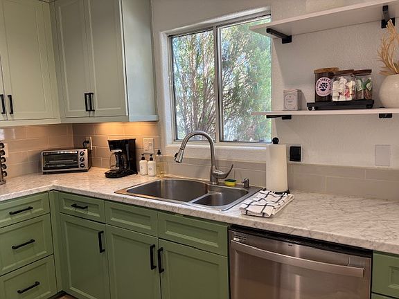 4th image of 61852 Oleander Dr