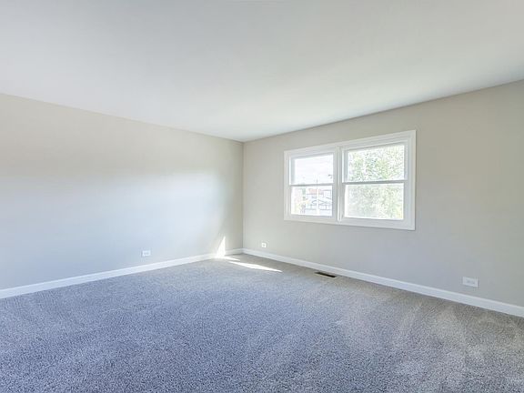 3rd image of 1160 Warwick Cir N