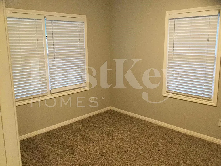 1108 W Camp Cir — Photo 8