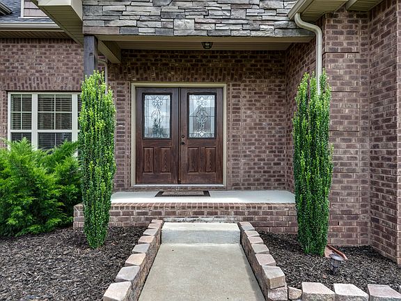 3rd image of 704 Burgundy Dr