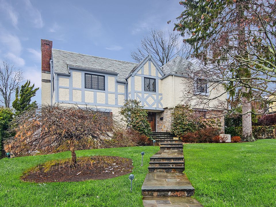 1st image of 9 Villa Ln