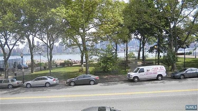 2nd image of 5509 Boulevard E