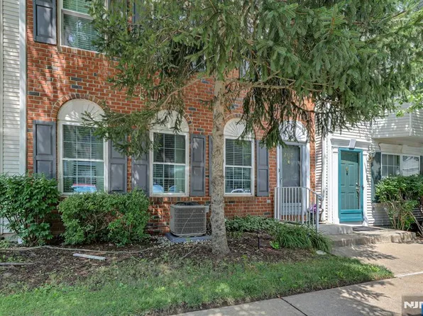 2332 Oliver Ct, Mahwah, NJ 07430