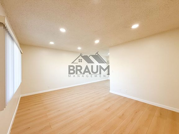 3rd image of 13115 Oxnard St APT 19