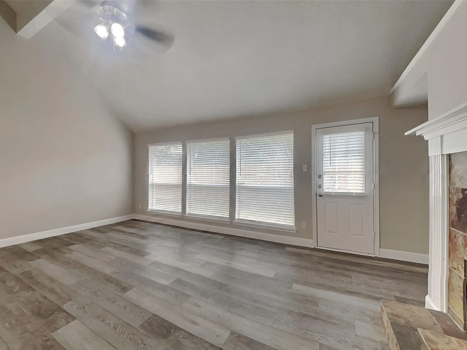 4 bed, 2.5 bath, 2320 sqft, $2,500 — Photo 2