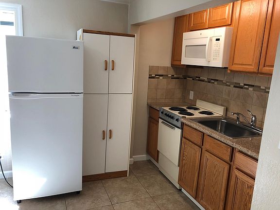3rd image of 1539 G St APT B