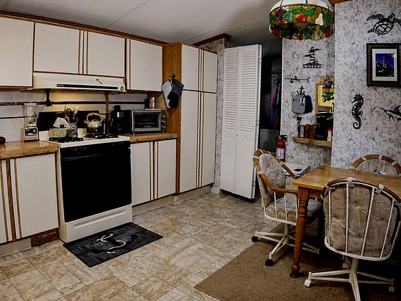 3rd image of 15 Oak Tree Ln