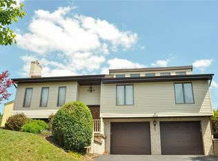 4048 Briarwood Dr, Jeannette, PA 15644
