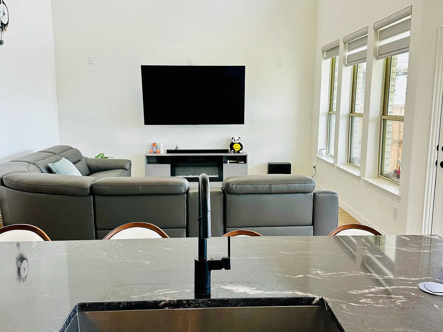 4 bed, 2489 sqft, $3,200 — Photo 4