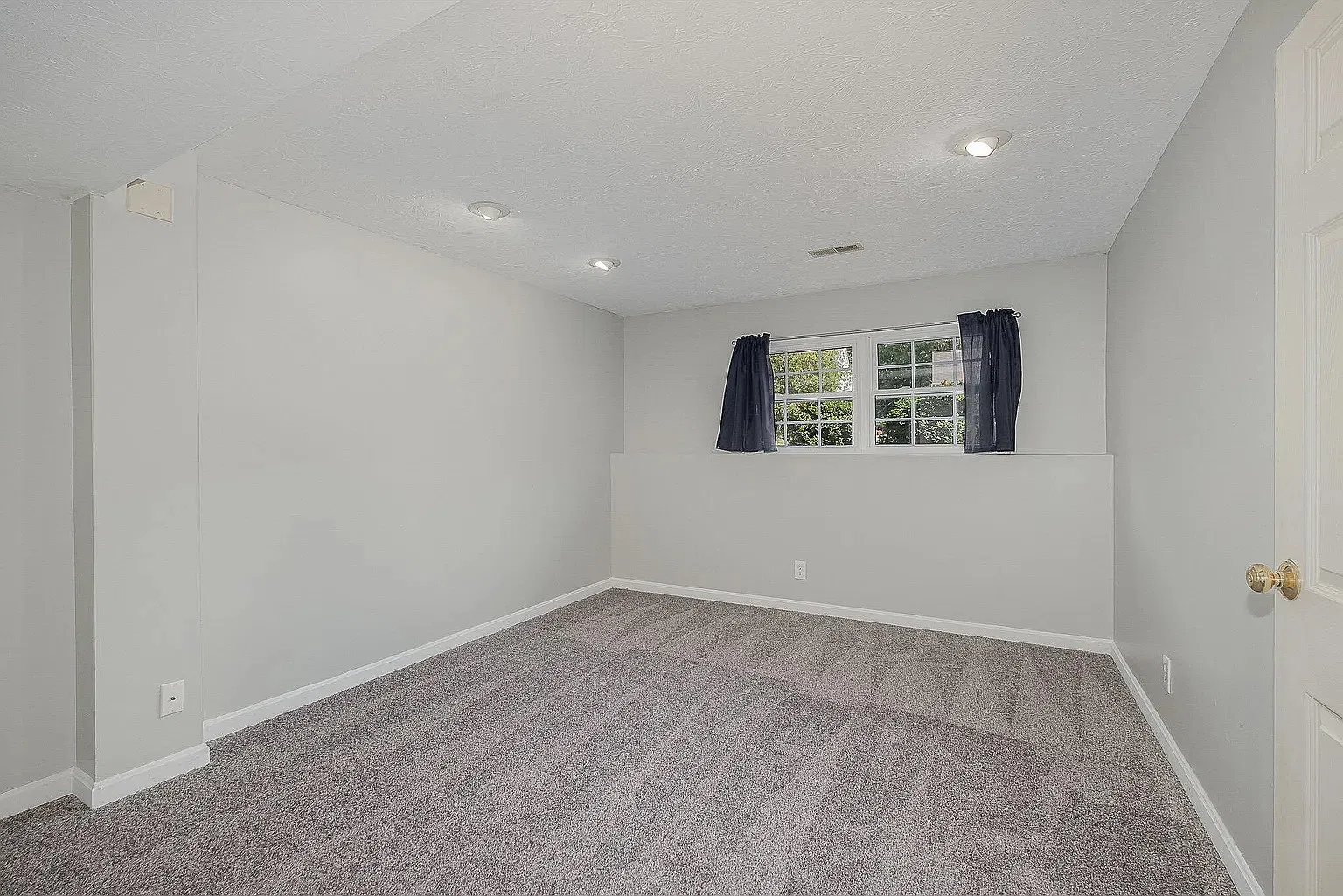 3 bed, 1274 sqft, $2,090 — Photo 3