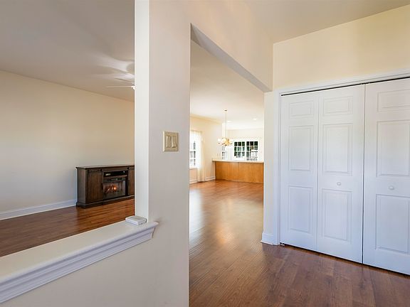 3rd image of 20 Wynndemere Ct