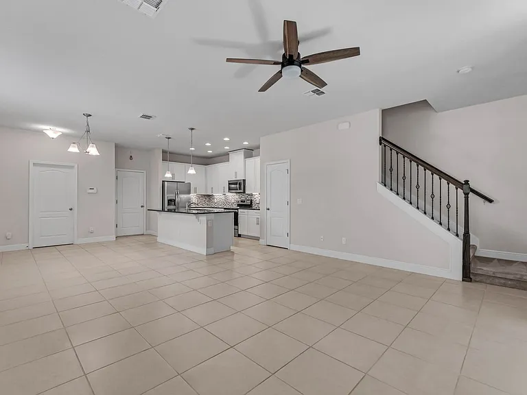 569 Bethesda Ct — Photo 3